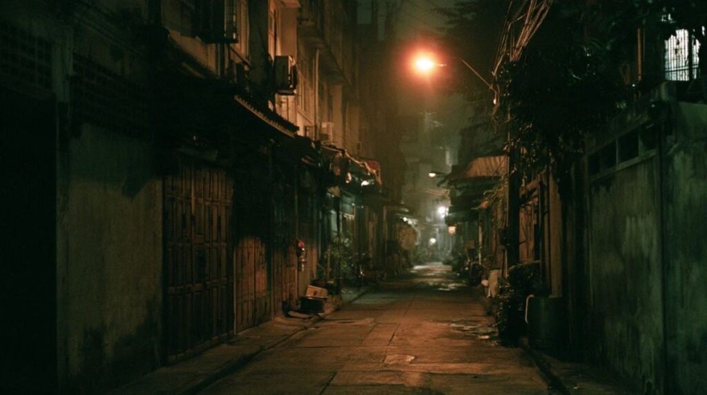ตรอกเก่ากลางคืนมีหมอกและไฟถนน ภาพประกอบบทความฝันเห็นผี