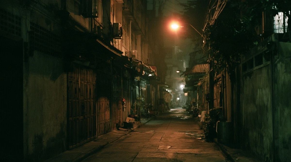 ตรอกเก่ากลางคืนมีหมอกและไฟถนน ภาพประกอบบทความฝันเห็นผี